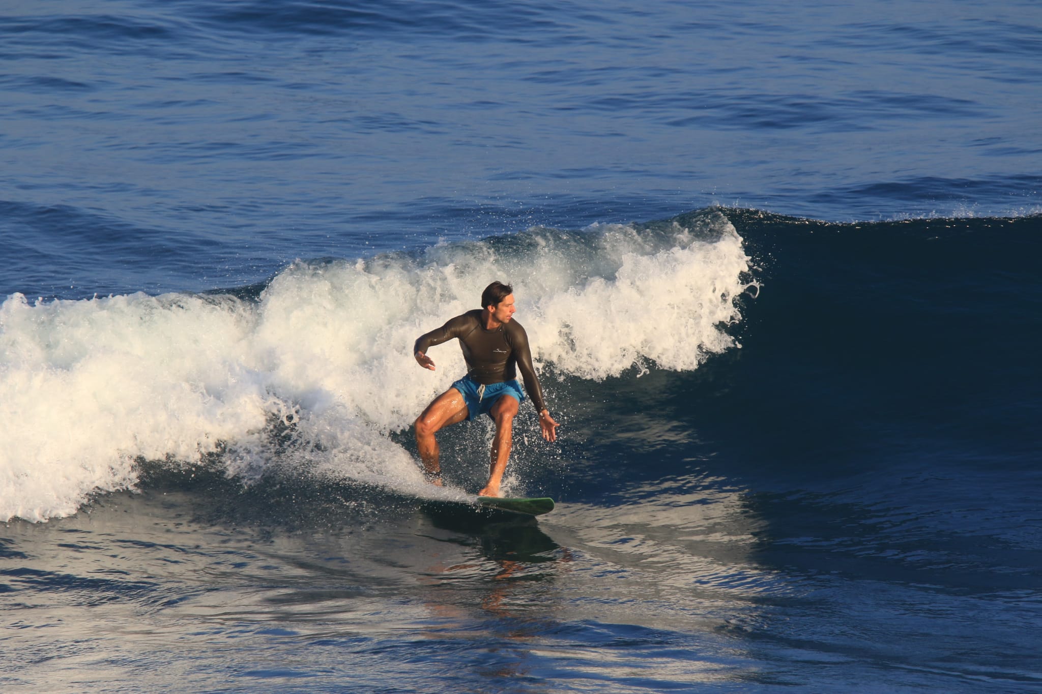 Suring left wave Corralejo Fuerteventura